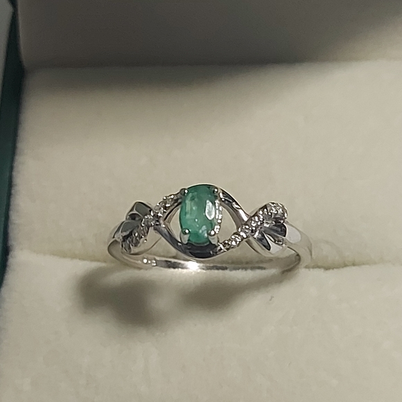 EMERALD RING WITH CZ SIMULATED DIAMONDS 925SS - Picture 1 of 11